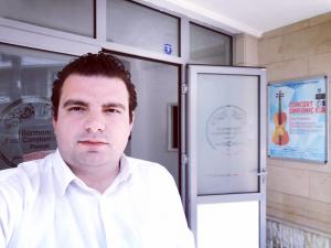 Săptămâna aceasta vă puteți cumpăra bilete la filarmonică chiar de la directorul instituției. Acesta și-a mutat biroul la casa de bilete
