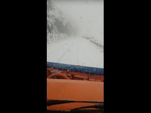 FOTO/VIDEO Drumarii intervin pe Transfăgărășan unde s-a depus zăpadă pe șosea