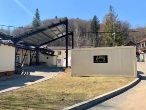 FOTO: MRS Residence sprijină Spitalul Sinaia cu un container care să fie izolator pentru pacienții suspecți de coronavirus