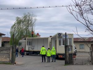 FOTO MRS Residence: Spitalul Județean de Urgență Ploiești are nevoie de suportul nostru/Dezvoltatorul a donat un container și duce dulciuri cadrelor medicale