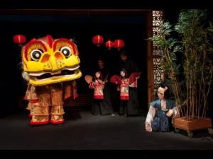 Actorii teatrului își arată iar omenia. Vor să stea de vorbă cu bătrânii 