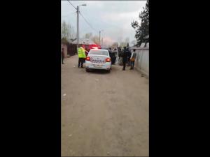 Scandal în Mimiu/Două  focuri de armă, trase în plan vertical de polițiști