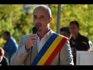Alin Moldoveanu, primarul localității Poiana Câmpina, viceprimarul și consilieri locali din comună și-au donat indemnizațiile pentru pentru a cumpără dezinfectanți și echipamente de protectie pentru medici