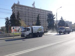 În Ploiești, dezinfecția străzilor  se face și pe timp de zi