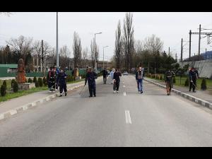 Alin Moldoveanu, primarul din Poiana Câmpina, a reușit să facă dezinfecție generală în comună fără bani de la bugetul local, cu sprijinul viceprimarului, consilierilor locali și mai multor voluntari