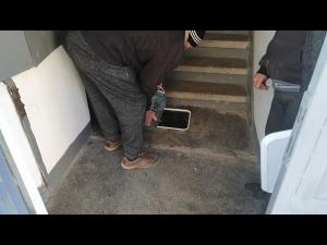 Dispozitive cu soluții dezinfectante și traverse din cauciuc și material textil îmbibate cu substanțe biocide, la blocurile din Puchenii Mari