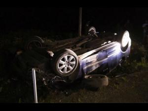 Un șofer băut s-a răsturnat cu mașina furată în curtea unei case din Ploiești