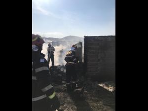 FOTO: Incendiu la o casa din Soimari, cu pericolul de a se extinde la inca o locuinta