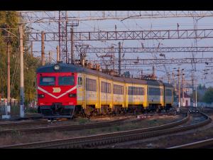 CFR: Trenul, cel mai potrivit mijloc de transport pentru păstrarea distanței sociale   Dacă trebuie neapărat să călătoriți, vă așteptăm! Dacă nu trebuie neapărat să călătoriți, stațiacasă!