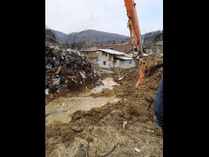 20 de construcții modulare vor ajunge mâine la familiile din Azuga evacuate din cauza alunecarii de teren