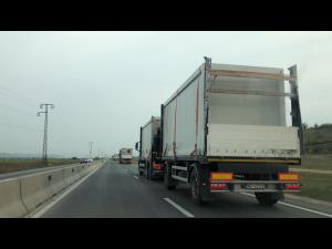 FOTO/VIDEO EXCLUSIV Primele constructii modulare pentru familiile din Azuga evacuate din cauza alunecarii de teren sunt pe drum