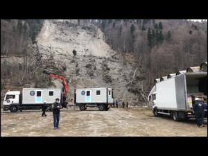 VIDEO: Au ajuns la Azuga primele containere tip locuinta pentru cei evacuati dupa alunecarea de teren
