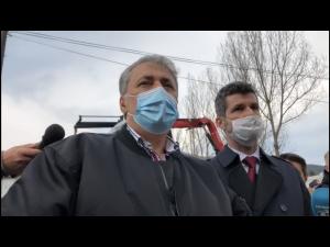VIDEO: Marcel Vela a fost astazi la Azuga, in zona unde s-a produs alunecarea de teren. Ministrul Afacerilor Interne a felicitat autoritatile din Prahova pentru interventia prompta 