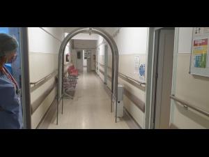 Patru tuneluri de dezinfectare a echipamentelor personalului medical au fost puse în funcțiune începând de ieri în spitalele din Prahova. Vezi aici cu ce fonduri!