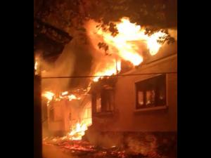 Incendii, noaptea trecuta, la Drajna si in Maneciu