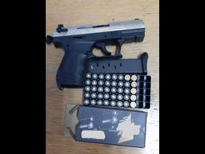 Barbat prins in Campina in timp ce incerca sa vanda ilegal un pistol cu 40 de cartuse