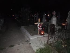 FOTO Gestul preotului din Filipeștii de Târg de ziua sa/A aprins câte o candelă la fiecare mormânt