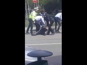 Un bărbat din Vălenii de Munte, încătușat în plină stradă