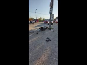 Accident grav în Ploiești/Un motociclist a fost proiectat sub un autobuz