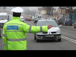 Șofer, fără permis și băut, urmărit de polițiști în Gura Vadului după ce nu a oprit la semnal