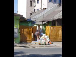 Ajutoare pentru persoanele de etnie roma aflate in carantina intr-un imobil din Ploiesti, unde au fost confirmate sase persoane cu noul coronavirus