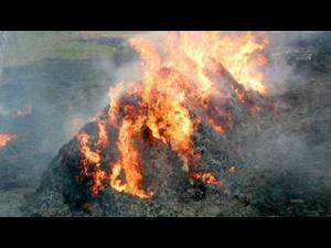 FOTO/VIDEO Un depozit de furaje din satul Parepa a fost mistuit aseara de flăcări din cauza fumatului în locuri neprotejate corespunzător