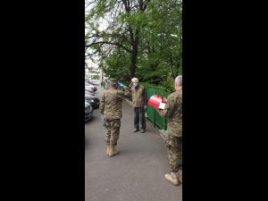 FOTO Militarii din cadrul Bazei 2 Logistică "Valahia", acasă la  General de brigadă (R) Răucea Gheorghe