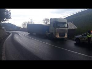 FOTO: La Posada, un tir încărcat cu materiale de construcție a blocat sensul 1 de deplasare pe direcția Brasov - Ploiesti