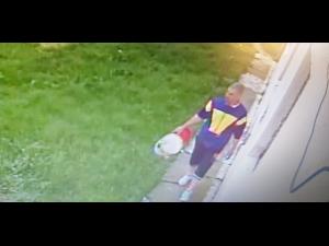 Evadatul neprins încă a furat toată mâncarea găsită în frigidere într-un sat din Prahova