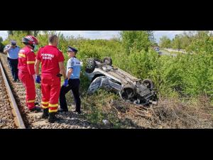 Politia Prahova: Conducătorul autospecialei de poliție locală lovită ieri de tren s-ar fi angajat în traversarea caii ferate fără a respecta semnificația semnalelor acustice și luminoase, aflate în funcțiune