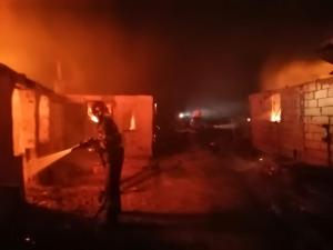 Pompierii prahoveni s-au confruntat noaptea trecuta cu doua incendii izbucnite la doua anexe gospodaresti din Calinesti si Trenu