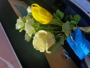 Solidaritate: buchete de flori pentru cadrele medicale de la Spitalul de Boli Infecțioase Ploiești. 