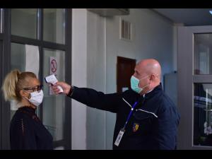 Angajații CJ Prahova care au febră nu mai sunt primiți la serviciu/Se face triaj zilnic