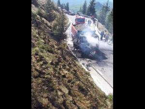 FOTO Incendiu la un camion pe drumul spre cabana Peștera/Focul s-a extins și la vegetație