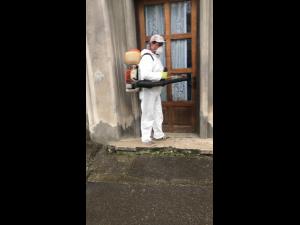 În întreg municipiul Câmpina continuă campania de dezinfecție cu substanțe biocide