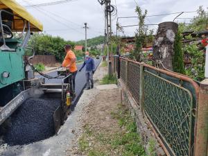 Alin Moldoveanu, primarul din Poiana Campina, a dat startul lucrarilor de asfaltare a strazilor din zona Garii FOTO