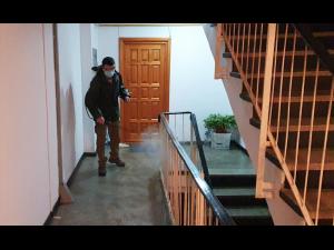 Alin Moldoveanu, primarul din Poiana Campina, un consilier local si sefa SVSU au desfasurat o noua runda de dezinfectie la blocurile din localitate