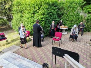 Enorașii din Filipeștii de Târg care au venit la slujbă au primit măști faciale 