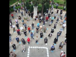 Distanța de prevenție marcată de florile desenate în curtea bisericii Înălțarea Domnului/ Eroilor - Ploiești 