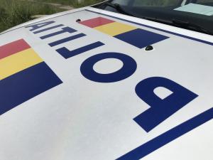Un bărbat băut la volan a intrat în zidul din beton de pe marginea drumului, la Nistorești
