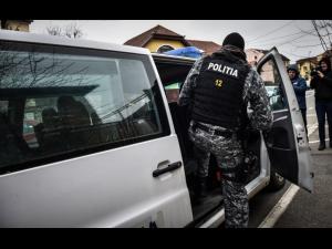 Arme neletale, muniție și articole pitotehnice ridicate în urma unor percheziții făcute în Ploiești și județul Timiș