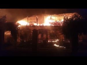 FOTO/VIDEO: Incendiu violent in Sirna!  A ars tot: o locuinta și o anexa, bunuri electronice și electrocasnice, cherestea, un autoturism, o camioneta, utilaje agricole, acte, carduri bancare