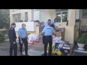 Cadouri pentru copiii sarmani din partea jandarmilor prahoveni, cu prilejul Zilei Internationale a Copilului
