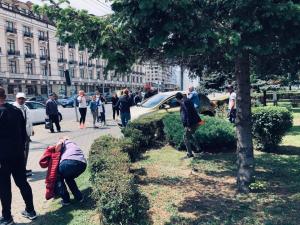 FOTO: Accident in centrul Ploiestiului! O masina a ajuns pe trotuar!