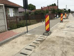 FOTO: Lucrările de amenajare a trotuarelor și rigolelor betonate în Gorgota, în plină desfășurare