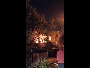 VIDEO Incendiu puternic în Comarnic/Flăcările au cuprins o casă și un service auto