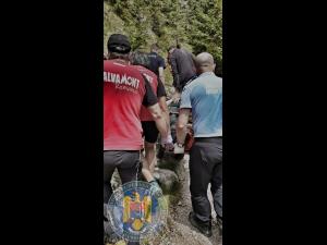 FOTO: Un turist prahovean accidentat in Muntii Bucegi, salvat de jandarmii montani, salvamontiștii și polițiștii damboviteni. A fost transportat cu targa 700 de m prin munți!