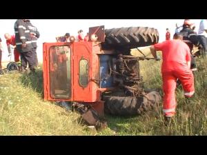 Un bărbat, transportat la spital după ce un tractor s-a răsturnat în Măgureni