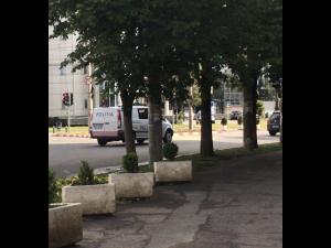 Percheziții acasă la cei care sunt bănuiți pe 4 iunie au comis acte de violență tulburand ordinea și liniștea publică în Ploiești. Au fost atunci sparte și geamurile mai multor mașini