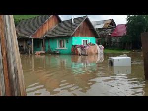 Zeci de gospodării, inundate în județul Brașov